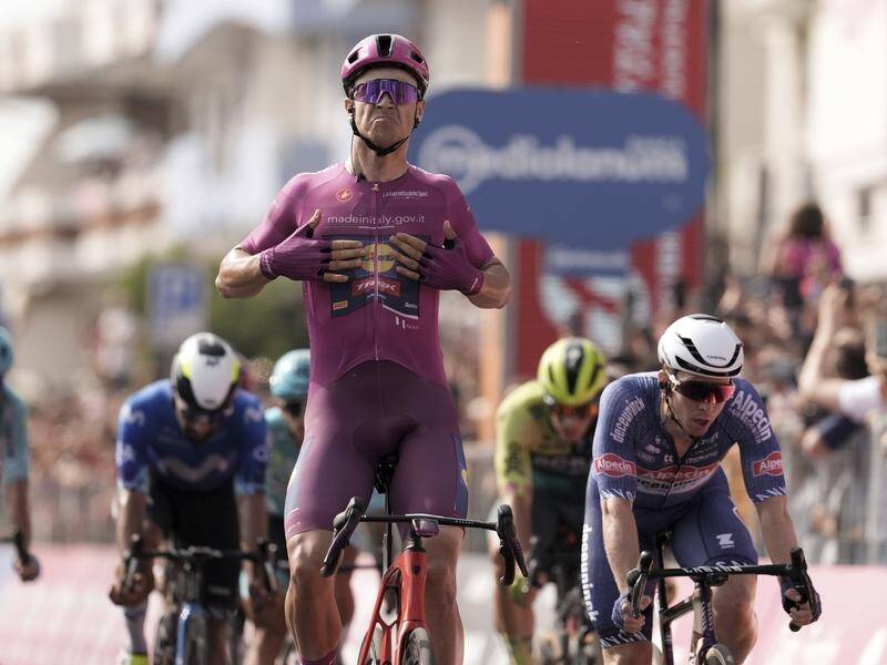 Jonathan Milan wins the 11th stage of the Giro d'Italia ahead of third-placed Kaden Groves (R). (AP PHOTO)
