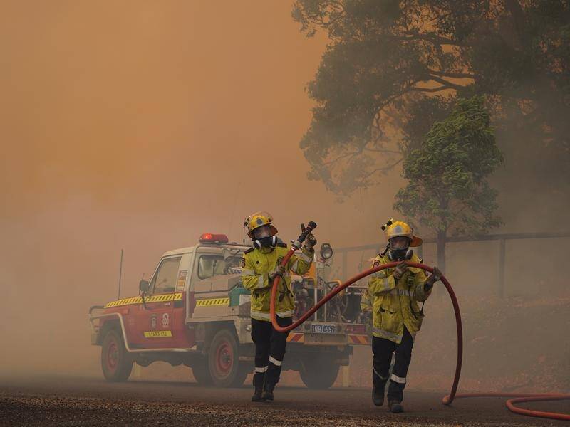 Firefighters are battling blazes threatening residents to the south of Perth. (HANDOUT/DEPARTMENT OF FIRE AND EMERGENCY SERVICES)